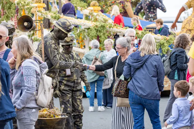 Bezoekers ontmoeten een straatartiest