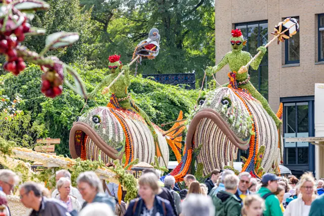 Meerdere fruitkunstwerken boven de bezoekers