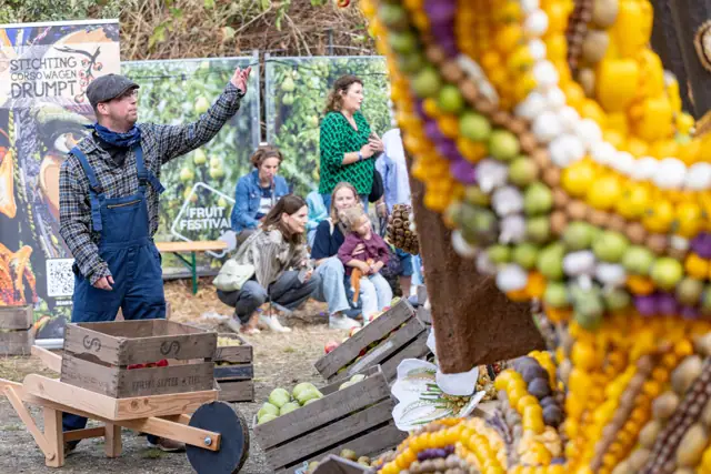 Figuren en een boot bij een fruitkunstwerk