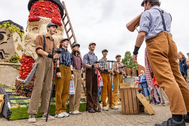 Muzikanten spelen met publiek om hen heen