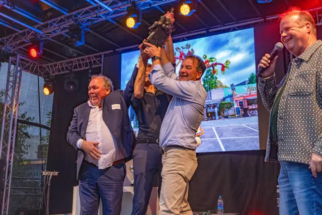 Artiesten op het verlichte podium