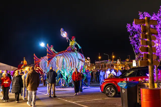 Kleurrijk verlicht fruitkunstwerk in de avond